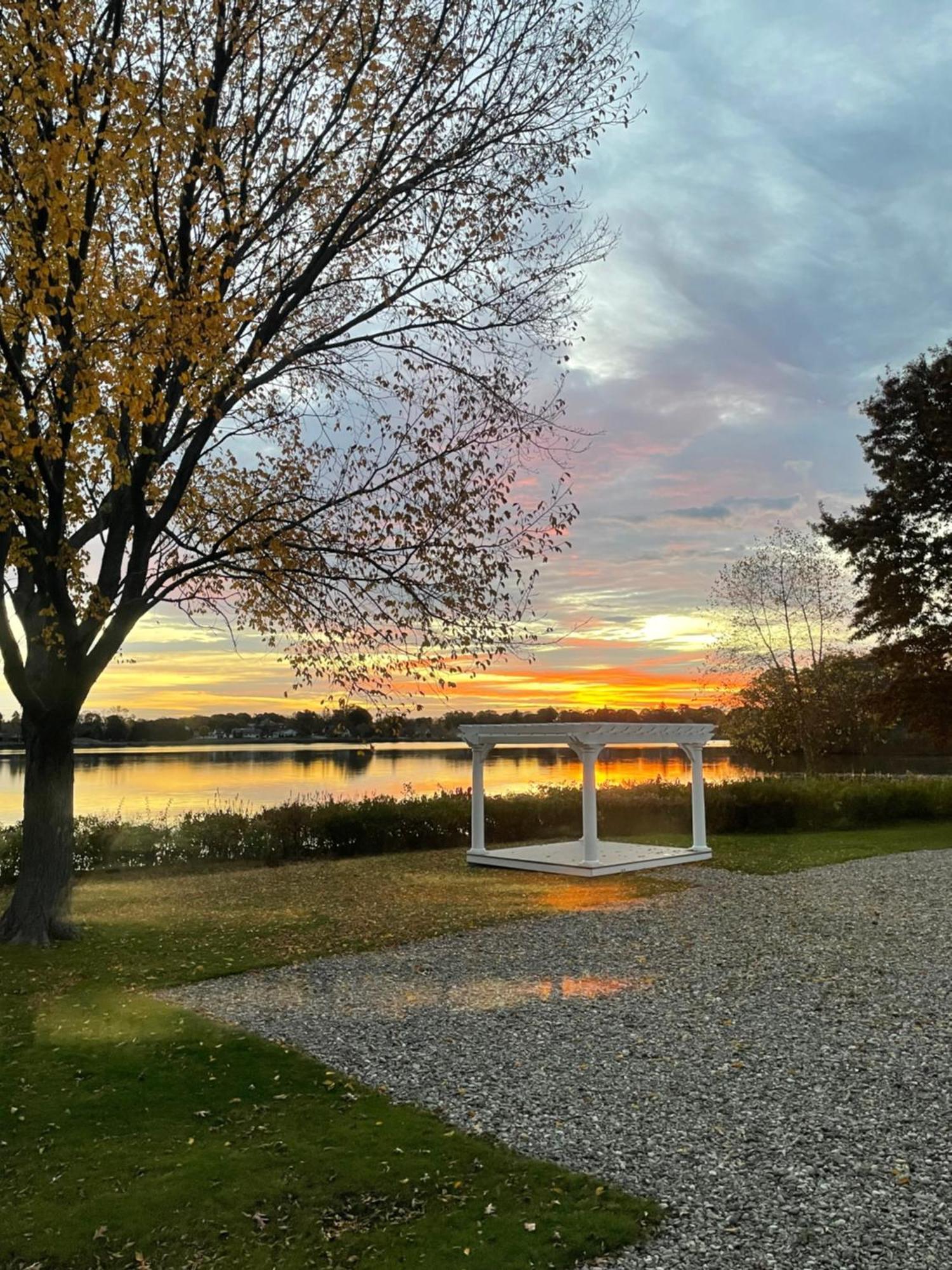 Lakeside Inn Вейкфілд Екстер'єр фото